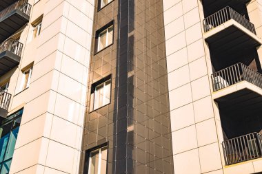 modern şehir apartmanı mimarisi dış cephe çerçeve pencereleri ve balkon nesneleri