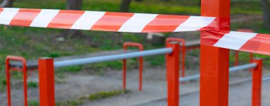 Bandı beyaz ve kırmızı yumuşak odak nesnesi spor parkının etrafında çitle çevrili odaklanmamış alan