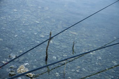 sakin su yüzeyi kıyı şeridi üzerinde balıkçılık hobi yaşam tarzı çubuğu