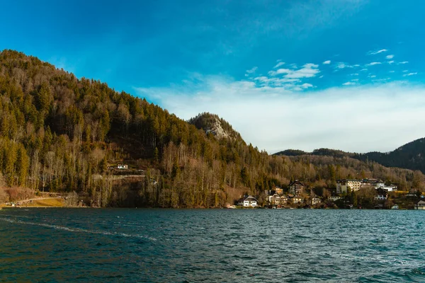山の森の自然環境と湖の海岸線にヨーロッパの村の農村風景カントリーサイドのスペースの家秋の時間ソフトフォーカス写真 — ストック写真