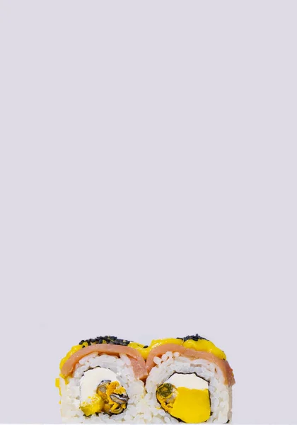 Rolos de sushi com peixe de salmão e ingrediente de frutas de abacate fotografia de alimentos imagem publicidade vertical no fundo branco espaço de cópia vazio para o seu texto — Fotografia de Stock