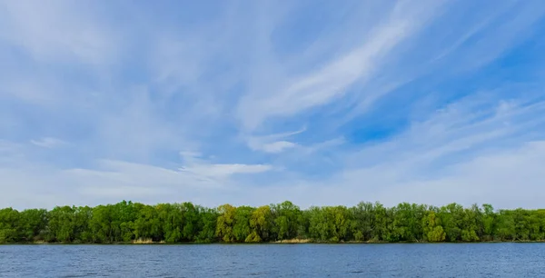 Ειδυλλιακό πανόραμα τοπίο ταπετσαρία φωτογραφία πράσινο δέντρο λίμνη νερού και μπλε ουρανό φόντο γραφική θέα με κενό χώρο αντίγραφο για το κείμενό σας — Φωτογραφία Αρχείου