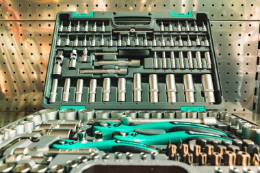 Tornavida anahtarı ve farklı nozüller ile tamir seti arkaplanda endüstriyel çalışma kutusu