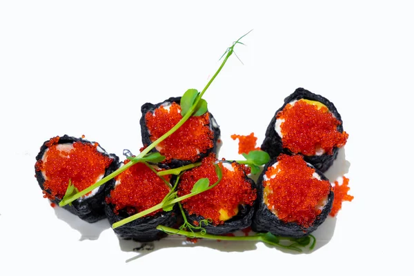 Deliciosos Rolos Sushi Com Caviar Vermelho Espaço Fundo Isolado Branco — Fotografia de Stock