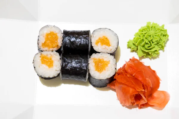 Sushi Rolls Maki Lososovou Rybou Wasabi Zázvor Přidány Ingredience Bílém — Stock fotografie