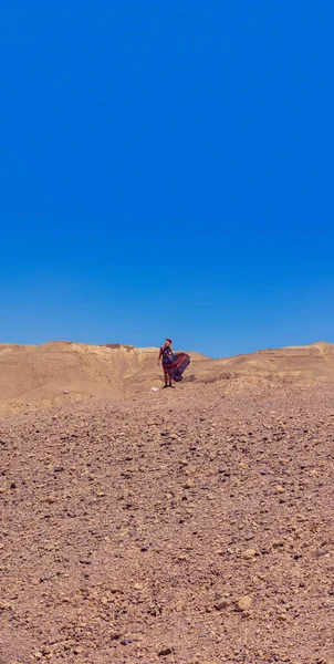 Frau Allein Person Wüste Trocknen Natur Landschaft Umwelt Hochformat Des — Stockfoto