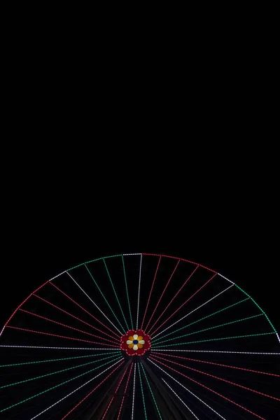 Карнавал Ferris Wheel Night Vertical Picture Concept — стокове фото
