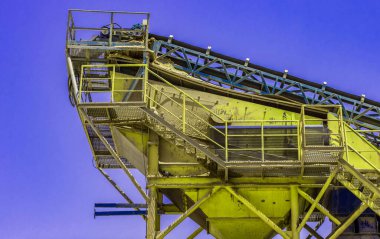 Paslı eski fabrika makineleri çalışmıyor. Büyük endüstriyel nesneler kuruluyor.