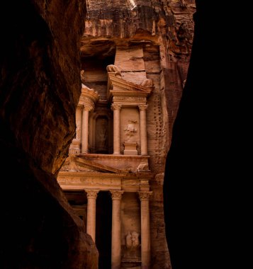 Petra hazinesi dünyaca ünlü turistik site reklamcılığı konsepti kapıcı fotokopi alanı için karanlık çerçeve çalışması ya da buradaki antik Doğu Asya mimari nesneleri kum taşı taşından oyulmuş.