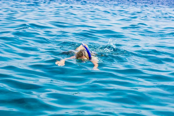 夏休み海のアクティビティ中東のマスクとチューブの女性によるシュノーケリングコピースペース — ストック写真
