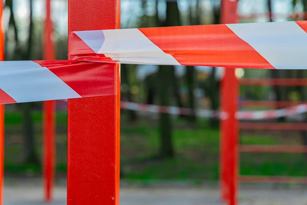 Piros Fehér Szalag Izolációs Objektum Körül Sport Játszótér Terület Tér — Stock Fotó