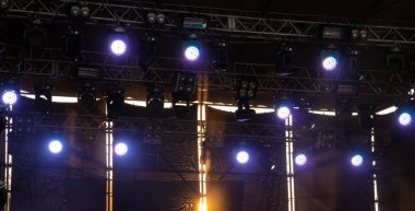 müzik sahnesi lambası aydınlatma ışığı dramatik renkler teknoloji resmi akşam saatlerinde yapım arkasında turuncu ışıklandırma