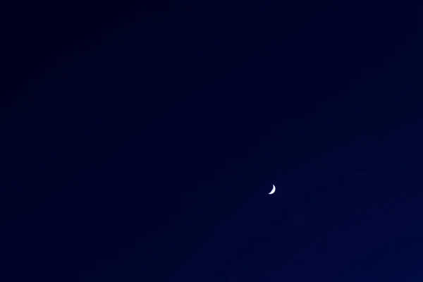 Jovem Lua Céu Escuro Noite Longa Exposição Paisagem Astronomia Imagem — Fotografia de Stock