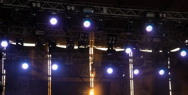 müzik sahnesi lambası aydınlatma ışığı dramatik renkler teknoloji resmi akşam saatlerinde yapım arkasında turuncu ışıklandırma
