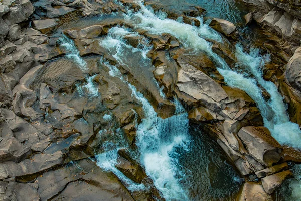 山岩溪流飞溅的高地环境景观风景俯瞰自然景观航拍 — 图库照片