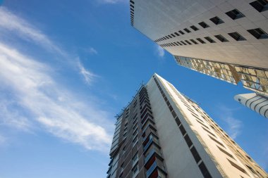 Gündüz mavi gökyüzü arkaplan görünümünde öngörülen modern şehir ortak yaşam alanı apartman dış cephesi inşaat şekli şekil perspektifi