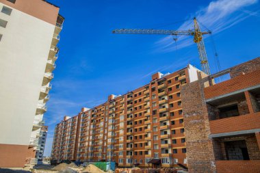 Yaşayan inşaat süreci kentleşme konsepti endüstriyel alan yüksek vinç çalışan nesne modern şehir kırsal mimari dış görünüme sahip