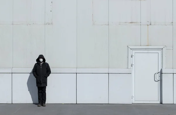 Μοναχικός Άνθρωπος Μάσκα Μείνετε Άδειο Χώρο Στάθμευσης Κοντά Στο Υπερμάρκετ — Φωτογραφία Αρχείου