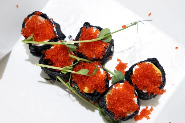 Dans les coulisses photographie de nourriture de la boîte sale avec des rouleaux de sushi avec du caviar — Photo