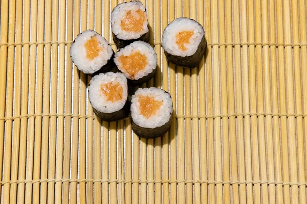 Ασιατική Κουζίνα Σούσι Ρολά Maki Σολομό Ωμό Ψάρι Στο Σπίτι — Φωτογραφία Αρχείου