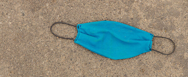 выбросил маску на землю глобальные пандемические условия вирусной короны время карантина новый вид загрязнения плохой стороны
