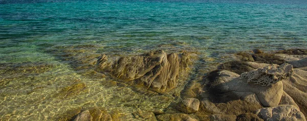 잔잔하고 석조해 안선의 아름다운 풍경을 배경으로 아름다운 — 스톡 사진