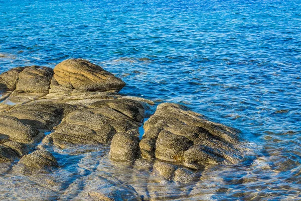 바위투성이 저녁에는 표면에 주황색 조명을 비추는 바다위의 내려다볼 수있다 — 스톡 사진