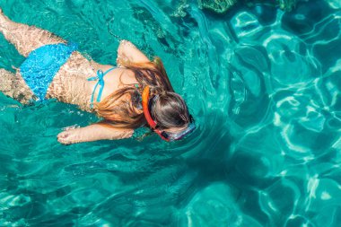 Kızıl denizde yüzen bir kadın güzel temiz su yaz tatili aktiviteleri manzaralı poster resmi