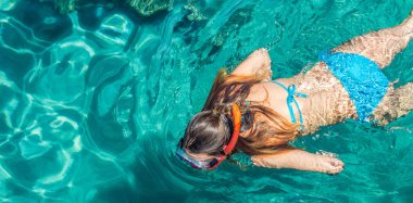 Deniz suyunda yüzen kız. Tropik yaz tatili etkinliği. Duvar kağıdı poster resmi.