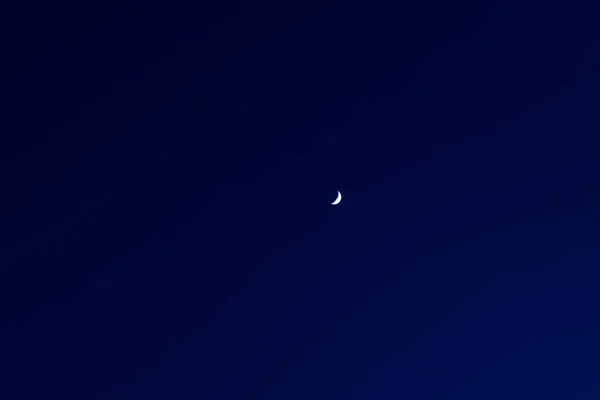 Zachte Focus Maan Donkerblauwe Nachtelijke Hemel Achtergrond Lange Blootstelling Natuur — Stockfoto