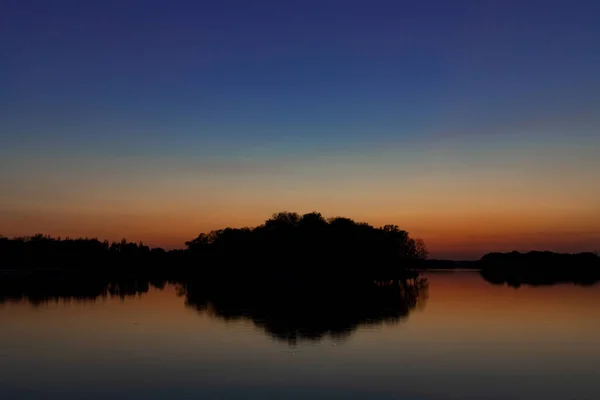 Peaceful Abstract Landscape Horizon Silhouette Trees Island River Water Environment — Stock Photo, Image