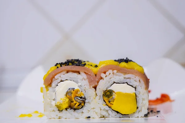 Sushi Role Asijské Kuchyně Jídlo Fotografie Venkovské Kuchyně Bílá Stěna — Stock fotografie