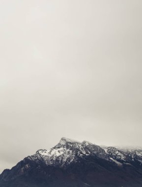 dikey biçim resmi karlı dağ sırtı gri gökyüzü arkaplan poster konsepti manzaralı görünüm uzayı kopyala