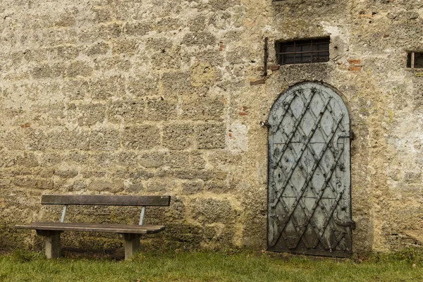 Mittelalterliche Steinmauer Burg Außenseite Ort Hintergrund Mit Eisernem Bogen Tür — Stockfoto