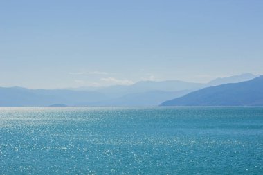 yumuşak odak güzel güney tropik manzara dağ silueti siluet şekil ufuk arkaplan ve canlı mavi ve yeşil metin için burada