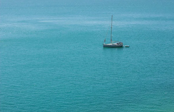 Vacances Été Concept Vagues Mer Surface Petit Yacht Blanc Haut — Photo