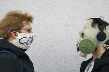 Gaz maskeli iki kişi portresi ve kırsal kirli beyaz solunum maskesi ile beyaz desenli duvar arkası poster alanı üzerinde birbirine karşı metnin için basit arka plan alanı, günümüzde gerçek kavram