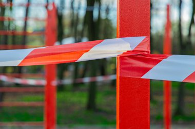 Alan izolasyonu için kırmızı ve beyaz sınırlı zaman endüstriyel yapı nesnesi aracı bulanık arkaplan alanı