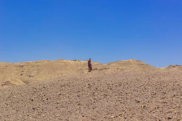 Küresel ısınma iklimi konsepti değiştiriyor. Çölün ortasında yalnız kadın fotoğrafçılığın manzarası.