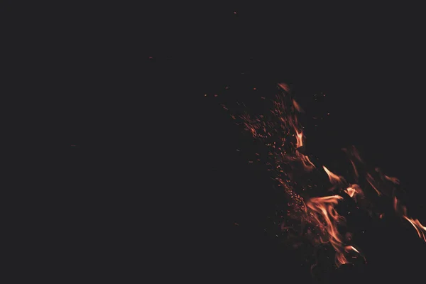 黑暗环境中的运动火焰闪耀背景复制空间 — 图库照片