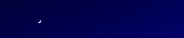 Jovem Lua Céu Azul Noite Exposição Longa Natureza Vista Panorâmica — Fotografia de Stock