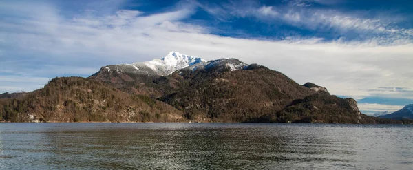 ソフトフォーカス雪の山のピークアルプス中央ヨーロッパ地域の風景風光明媚な景色と冬のシーズンの初めに湖の水の前景時間 — ストック写真