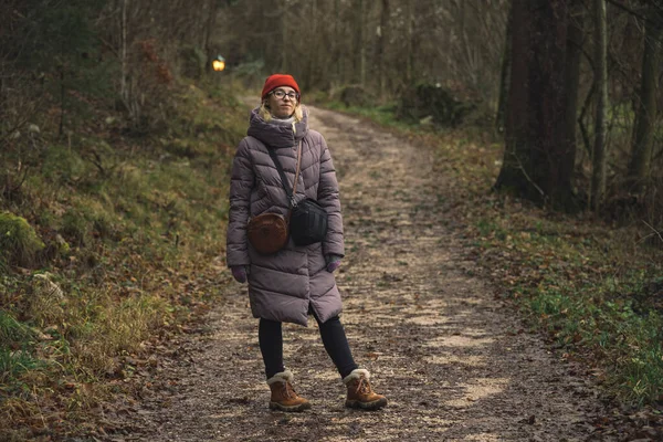 Portrait Féminin Temps Marche Fin Automne Saison Temps Forêt Nature — Photo