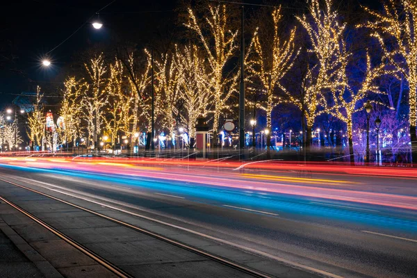 Boże Narodzenie Miasto Ulica Transport Ruch Kolorowe Oświetlenie Samochodów Reflektory — Zdjęcie stockowe