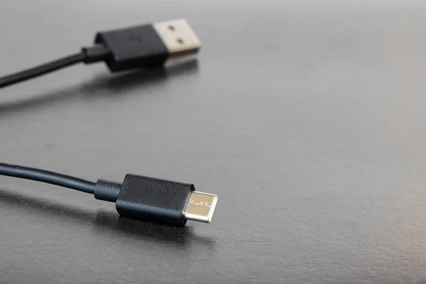 전화나 디지털 가젯을 Usb 충전기 테이블 화면에 텍스트를 — 스톡 사진