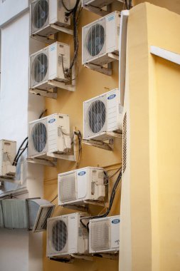 Şehir binasında klimalar var.