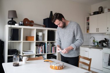 Banjo ukulele 'nin dizelerini değiştiren adam