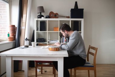 Banjo ukulele 'nin dizelerini değiştiren adam