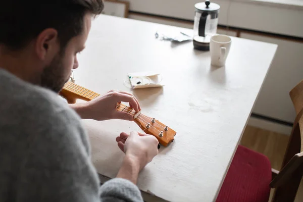 Banjo ukulele 'nin dizelerini değiştiren adam