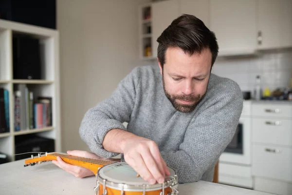 Banjo ukulele 'nin dizelerini değiştiren adam